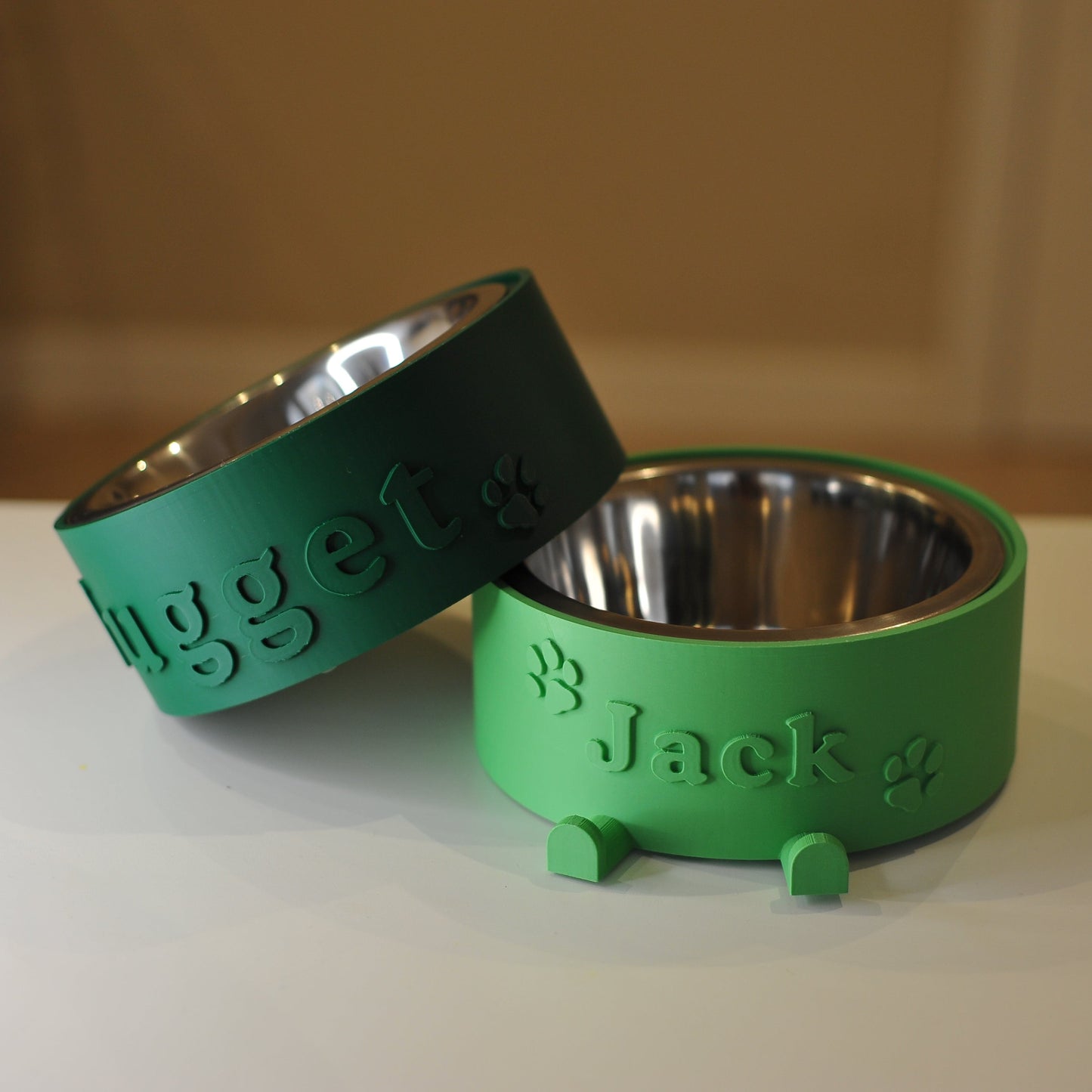 Due ciotole per cani con nome di colore verde e verde scuro