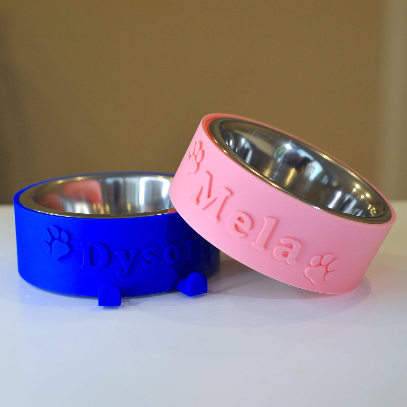 Due ciotole con nome mela e dyson di colore rosa e blu