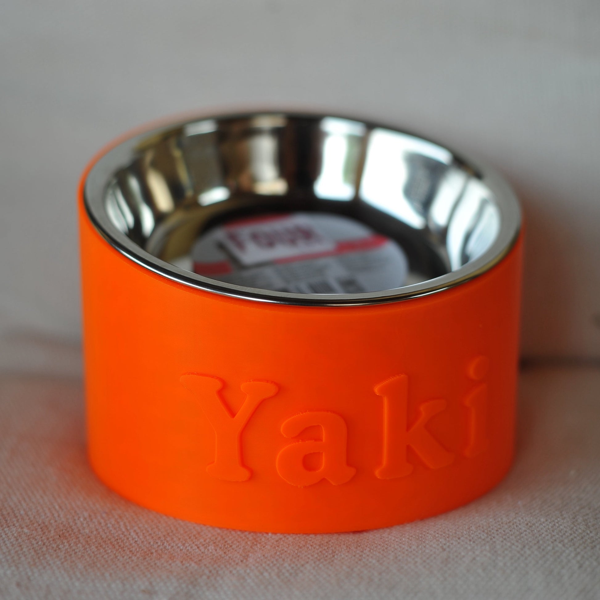 Ciotola Rialzata con Nome per gatti inclinata arancione